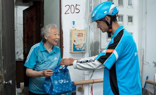 饿了么蓝骑士仲夏夜举措升级 暖新餐已覆盖23城，惠及150万人次骑士